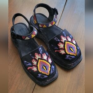 Farm Rio Embroidered Platform Closed Toe Sandal Women's Size 9